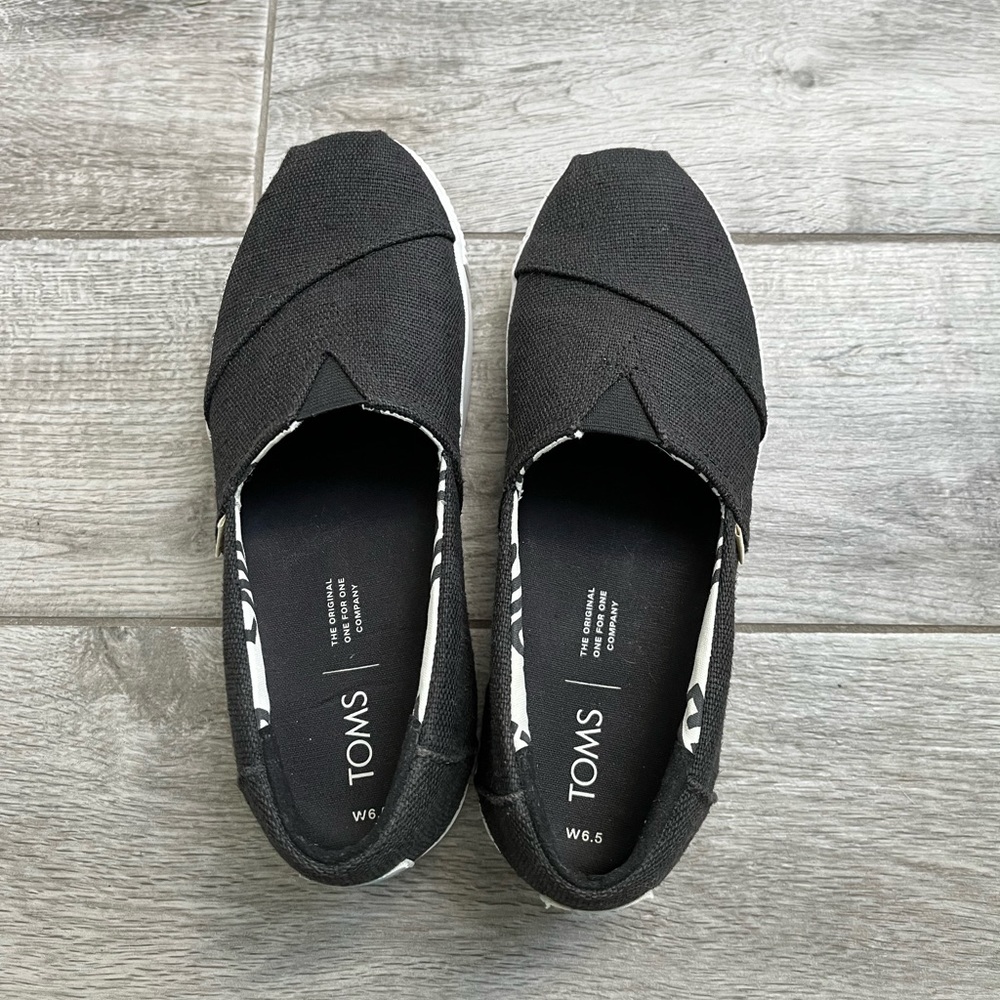 Tom’s Alpargata Boardwalk Slip On, Black, size 6.5